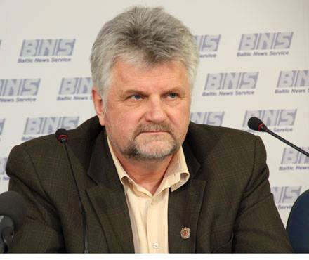 Vytautas ŠVANYS: „Ar vaikščiosim „kaip žemę pardavę“? Referendumo iniciatoriai laimėjo pirmą mūšį už Lietuvą - VRK buvo priversta pripažinti, kad surinktas reikiamas skaičius parašų referendumui surengti, bet karas nesibaigė, laukia dar ilgas ilgas kelias. Dabar Seimas privalo paskelbti referendumą, jo datą. Prasidės dar didesnė negu iki šiol šmeižto kampanija. Referendumo sužlugdymui, žmonių klaidinimui bus mestos didžiulės pajėgos, bus naudojamos visos pačios niekšiškiausios poveikio priemonės. Kaip turėtų elgtis, ką turėtų daryti žemės gynėjai, kad būtų laimėtas kitas etapas - referendumas? Kokiais argumentais turėtumėme remtis viešojoje erdvėje, kalbėdami su žmonėmis, su žiniasklaida? Man, geologui, reikėtų suformuluoti argumentus, susijusius su dabartine žemės gelmių išteklių naudojimo padėtimi. Situacija šioje srityje yra analogiška situacijai kitose Lietuvos gyvenimo srityse - netvarka. Galima be galo daug kalbėti žmonėms, kaip yra blogai, bet kas iš to, ką pakeisi, jeigu nesuvokiamos priežastys? Pagrindinė sąlyga pakeisti situaciją yra nemeluoti nei sau, nei kitiems - BŪTINA KALBĖTI ŽMONĖMS TIESĄ. To šiuo metu labiausiai Lietuvoje ir trūksta. Mes skęstame ir esame toliau skandinami melo, dezinformacijos liūne. Viešojoje erdvėje slystama paviršiumi, naudojant propagandines klišes, prasilenkiančias su sveiku protu, maišomas kokteilis iš trupučio tiesos ir melo, visiškai apeinami principiniai, fundamentalūs klausimai: kas mes, kur mes einame, ko siekiame, kokie yra valstybės tikslai? V.Gėtė yra pasakęs, kad pats beviltiškiausias vergas yra tas, kuris mano, kad yra laisvas žmogus. Taip galima pasakyti ir apie tautą. Tauta, valstybė neturi jokios ateities, jeigu ji, būdama pavergta, būdama kolonija, galvoja, kad ji yra laisva ir nepriklausoma. Visos mūsų bėdos ir nelaimės prasideda būtent nuo mūsų nežinojimo, kas mes esame, kokioje padėtyje yra mūsų valstybė. Visų pirma nereikia slėpti nuo tautos, nuo žmonių, kad Lietuva yra pati tikriausia, žiauriai išnaudojama ir apiplėšinėjama kolonija. Bent kiek pamąsčius, prisiminus vadovėlinius pagrindinius kolonijos požymius, atributus, abejonių dėl mūsų statuso nebelieka: • Vietinio ūkio, žemės ūkio pramonės sunaikinimas, atveriant rinkas metropolijos prekėms, sudarant lengvatas užsienio „investitoriams“. • Finansų sistemos perdavimas užsienio kapitalui, šalies paskandinimas skolų liūne. • Gamtos išteklių, gelmių išteklių, žmogiškųjų resursų „išpumpavimas“ iš šalies. • Visuomenės informavimo priemonių perėmimas, tradicinės kultūros, vertybių naikinimas, žmonių demoralizavimas, dezorientavimas. • Teritorijų atlaisvinimas kolonistams, vietinių gyventojų naikinimas (genocidas, emigracija). Ar tai nėra Lietuvos realybė? Štai kad ir gamtos, gelmių išteklių, kurių Lietuva nėra jau tokia neturtinga, naudojimo situacija. Turime daug vandens, smėlio, žvyro, dolomito, durpių, naftos ir kitų iškasenų. Visa tai pagal Konstituciją priklauso valstybei, tautai - mums visiems. Gelmių turtų gavyba vyksta labai intensyviai. Kadangi visos pelningiausios šakos priklauso užsieniečiams, pelnas iškeliauja į užsienį. Išteklių mokestis, tai yra mokestis valstybei už eksploatuojamą mūsų turtą, yra tiesiog juokingas. Valstybės biudžete išteklių mokestis, Valstybės kontrolės duomenimis, sudaro tiktai apgailėtinus 0,14 proc.! Labai panašūs ir miškų reikalai. Baigiama juos iškirsti. Ištisos plynės, kertami net nesubrendę jaunuolynai! O žaliavinė apvali mediena, užuot perdirbus vietoje, pusvelčiui išvežama į užsienį. Daug sako vien tas faktas, kad korporacijų grynas pelnas, išvežamas paprastai į užsienį, viršija visą Lietuvos biudžetą! O kur dar transnacionaliniams bankams Lietuvos mokama duoklė, nepakeliamai gulanti ant paprastų žmonių pečių, paslėpta mokesčiuose, akcizuose, lito emisijoje... Nuo žmonių slepiama tai, kad visuomenės gyvenime niekas nevyksta savaime. Tiesa yra ta, kad nėra nevaldomų procesų. Ekonominės krizės, karai, perversmai ir kita vyksta ne šiaip sau, o yra tam tikro konkretaus plano dalis, už viso to stovi konkretūs žmonės, turintys konkrečių savanaudiškų tikslų. Tie absurdai, kuriuos stebime Lietuvoje, taip pat vyksta ne savaime, o yra suplanuoti žmonių, turinčių savo tikslų, kurie yra jiems naudingi. Daug proto nereikia, kad suprastum - tie valdančiųjų planai Lietuvai ir Lietuvos žmonėms nieko gero nežada. Jeigu mes toliau elgsimės taip, kaip tos beždžionės iš filmo apie Mauglį, ir patys lįsime smaugliui į nasrus, mes būsime paprasčiausiai išnaikinti. Būtina kuo skubiau perimti valdymą ir valdžią į savo rankas, į TAUTOS RANKAS. Referendumas ir yra tas konkretus žingsnelis nacionalinio išsivadavimo kryptimi. Teko stebėti referendumo iniciatorių debatus per televiziją su žemės pardavimo užsieniečiams šalininkais. Jau pats tokios diskusijos faktas, pati tema „parduoti-neparduoti“ rodo, kaip smarkiai žmonių sąmonė yra paveikta diena iš dienos diegiamų vakarietiškų pseudovertybių. Esmė ta, kad tarp normalių, nepažeistos psichikos žmonių net negalėtų kilti diskusija, ar galima parduoti žemę užsieniečiams, parduoti Tėvynę, parduoti savo vaikus. Normalus žmogus supranta, bent jau intuityviai jaučia, kad žemė yra toli gražu ne tik materialinė, bet ir dvasinė, moralinė kategorija. Problema ta, kad diskusijose dalyvaujančiam vadinamajam elitui, žemės pardavimo užsieniečiams šalininkams, kaip jie patys prisipažino bankininko V.Vasiliausko lūpomis, tokios kategorijos kaip moralė ir etika jų pasaulyje iš viso neegzistuoja. Kad tai yra gryna tiesa, puikiai rodo jų amoralūs darbai ir veiksmai. „Elitas“ nuolatos deklaruoja savo ištikimybę vakarietiškoms Ęuropos vertybėms, bet jie paprastai nekalba apie tų vertybių turinį. Turbūt todėl, kad tos jų išpažįstamos vertybės atitinka krikščioniškąsias mirtinas ydas: puikybė, beribis godumas, melas, veidmainiavimas, paleistuvystė?.. Moralė, sąžinė yra pagrindiniai žmogiškumą, žmogaus vertę apsprendžiantys kriterijai. Būtybė, kurios pasaulyje nėra moralės ir etikos dimensijos nelabai ir gali būti vadinamas žmogumi. Kaip tokius pavadinti? Padugnėmis ir išgamomis? Kadangi pas juos viskas atvirkščiai, save jie vadina „elitu“. Evangelijoje tokie įvardijami-“Legionu“. Tie legionieriai yra visų laikų, visų šalių penktoji koloną, pasiryžę už pinigus, už valdžią parduoti, išduoti bet ką. Matome, kad tie patys asmenys, kurie yra už Tėvynės išpardavimą, yra ir už aplinkai pražūtingą skalūnų dujų gavyba, ir už daniškas kiaules, ir už beatodairišką miškų kirtimą, jie pasisako ir už prekybą vaikais (juvenalinę justiciją). Jovalas galvose, matyt, lemia nukrypimus ir kelnėse- tie patys, panašu, yra vienokie ar kitokie seksualiniai iškrypėliai ir mūru stoja už „skriaudžiamų“ mažumų teises, už mažamečių vaikų, nepilnamečių ir jaunimo tvirkinimą, už nuožmiai gina pedofilus (Garliavos byla)... Tad kokia su tais dvasiniais debilais gali būti diskusija? Gal užtektų tik parodyti tikrą jų veidą ir vietą? Prisiminkime išmintingą lietuvių priežodį: “Vaikšto, kaip žemę pardavęs“. Mūsų tėvai puikiai suprato, kad ŽEMĖS PARDAVIMAS, PRARADIMAS TAI - DVASINĖ MIRTIS, nes žemė yra ne tik mūsų kūno, bet ir sielos maitintoja. Tai mūsų šaknys, mūsų praeitis, aplaistyta mums ją išsaugojusių protėvių krauju. Mūsų kultūros ir dvasingumo šaltinis. Mūsų ateitis ir ateities gerovės garantas. Tik ant žemės stovintis žmogus gali būti pilnaverčiu, gimdyti ir auginti pilnaverčius vaikus. Be žemės virstama klajokliais- nomadais, bedvasiais mankurtais , nebeturinčiais Tėvynės, todėl ir nebesuprantančiais elementarios tiesos, kad yra šventvagiška ją pardavinėti. Vytautas Švanys Klaipėdos apskr. referendumo koordinatorius Vytautas ŠVANYS: „Ar vaikščiosim „kaip žemę pardavę“? Referendumo iniciatoriai laimėjo pirmą mūšį už Lietuvą - VRK buvo priversta pripažinti, kad surinktas reikiamas skaičius parašų referendumui surengti, bet karas nesibaigė, laukia dar ilgas ilgas kelias. Dabar Seimas privalo paskelbti referendumą, jo datą. Prasidės dar didesnė negu iki šiol šmeižto kampanija. Referendumo sužlugdymui, žmonių klaidinimui bus mestos didžiulės pajėgos, bus naudojamos visos pačios niekšiškiausios poveikio priemonės. Kaip turėtų elgtis, ką turėtų daryti žemės gynėjai, kad būtų laimėtas kitas etapas - referendumas? Kokiais argumentais turėtumėme remtis viešojoje erdvėje, kalbėdami su žmonėmis, su žiniasklaida? Man, geologui, reikėtų suformuluoti argumentus, susijusius su dabartine žemės gelmių išteklių naudojimo padėtimi. Situacija šioje srityje yra analogiška situacijai kitose Lietuvos gyvenimo srityse - netvarka. Galima be galo daug kalbėti žmonėms, kaip yra blogai, bet kas iš to, ką pakeisi, jeigu nesuvokiamos priežastys? Pagrindinė sąlyga pakeisti situaciją yra nemeluoti nei sau, nei kitiems - BŪTINA KALBĖTI ŽMONĖMS TIESĄ. To šiuo metu labiausiai Lietuvoje ir trūksta. Mes skęstame ir esame toliau skandinami melo, dezinformacijos liūne. Viešojoje erdvėje slystama paviršiumi, naudojant propagandines klišes, prasilenkiančias su sveiku protu, maišomas kokteilis iš trupučio tiesos ir melo, visiškai apeinami principiniai, fundamentalūs klausimai: kas mes, kur mes einame, ko siekiame, kokie yra valstybės tikslai? V.Gėtė yra pasakęs, kad pats beviltiškiausias vergas yra tas, kuris mano, kad yra laisvas žmogus. Taip galima pasakyti ir apie tautą. Tauta, valstybė neturi jokios ateities, jeigu ji, būdama pavergta, būdama kolonija, galvoja, kad ji yra laisva ir nepriklausoma. Visos mūsų bėdos ir nelaimės prasideda būtent nuo mūsų nežinojimo, kas mes esame, kokioje padėtyje yra mūsų valstybė. Visų pirma nereikia slėpti nuo tautos, nuo žmonių, kad Lietuva yra pati tikriausia, žiauriai išnaudojama ir apiplėšinėjama kolonija. Bent kiek pamąsčius, prisiminus vadovėlinius pagrindinius kolonijos požymius, atributus, abejonių dėl mūsų statuso nebelieka: • Vietinio ūkio, žemės ūkio pramonės sunaikinimas, atveriant rinkas metropolijos prekėms, sudarant lengvatas užsienio „investitoriams“. • Finansų sistemos perdavimas užsienio kapitalui, šalies paskandinimas skolų liūne. • Gamtos išteklių, gelmių išteklių, žmogiškųjų resursų „išpumpavimas“ iš šalies. • Visuomenės informavimo priemonių perėmimas, tradicinės kultūros, vertybių naikinimas, žmonių demoralizavimas, dezorientavimas. • Teritorijų atlaisvinimas kolonistams, vietinių gyventojų naikinimas (genocidas, emigracija). Ar tai nėra Lietuvos realybė? Štai kad ir gamtos, gelmių išteklių, kurių Lietuva nėra jau tokia neturtinga, naudojimo situacija. Turime daug vandens, smėlio, žvyro, dolomito, durpių, naftos ir kitų iškasenų. Visa tai pagal Konstituciją priklauso valstybei, tautai - mums visiems. Gelmių turtų gavyba vyksta labai intensyviai. Kadangi visos pelningiausios šakos priklauso užsieniečiams, pelnas iškeliauja į užsienį. Išteklių mokestis, tai yra mokestis valstybei už eksploatuojamą mūsų turtą, yra tiesiog juokingas. Valstybės biudžete išteklių mokestis, Valstybės kontrolės duomenimis, sudaro tiktai apgailėtinus 0,14 proc.! Labai panašūs ir miškų reikalai. Baigiama juos iškirsti. Ištisos plynės, kertami net nesubrendę jaunuolynai! O žaliavinė apvali mediena, užuot perdirbus vietoje, pusvelčiui išvežama į užsienį. Daug sako vien tas faktas, kad korporacijų grynas pelnas, išvežamas paprastai į užsienį, viršija visą Lietuvos biudžetą! O kur dar transnacionaliniams bankams Lietuvos mokama duoklė, nepakeliamai gulanti ant paprastų žmonių pečių, paslėpta mokesčiuose, akcizuose, lito emisijoje... Nuo žmonių slepiama tai, kad visuomenės gyvenime niekas nevyksta savaime. Tiesa yra ta, kad nėra nevaldomų procesų. Ekonominės krizės, karai, perversmai ir kita vyksta ne šiaip sau, o yra tam tikro konkretaus plano dalis, už viso to stovi konkretūs žmonės, turintys konkrečių savanaudiškų tikslų. Tie absurdai, kuriuos stebime Lietuvoje, taip pat vyksta ne savaime, o yra suplanuoti žmonių, turinčių savo tikslų, kurie yra jiems naudingi. Daug proto nereikia, kad suprastum - tie valdančiųjų planai Lietuvai ir Lietuvos žmonėms nieko gero nežada. Jeigu mes toliau elgsimės taip, kaip tos beždžionės iš filmo apie Mauglį, ir patys lįsime smaugliui į nasrus, mes būsime paprasčiausiai išnaikinti. Būtina kuo skubiau perimti valdymą ir valdžią į savo rankas, į TAUTOS RANKAS. Referendumas ir yra tas konkretus žingsnelis nacionalinio išsivadavimo kryptimi. Teko stebėti referendumo iniciatorių debatus per televiziją su žemės pardavimo užsieniečiams šalininkais. Jau pats tokios diskusijos faktas, pati tema „parduoti-neparduoti“ rodo, kaip smarkiai žmonių sąmonė yra paveikta diena iš dienos diegiamų vakarietiškų pseudovertybių. Esmė ta, kad tarp normalių, nepažeistos psichikos žmonių net negalėtų kilti diskusija, ar galima parduoti žemę užsieniečiams, parduoti Tėvynę, parduoti savo vaikus. Normalus žmogus supranta, bent jau intuityviai jaučia, kad žemė yra toli gražu ne tik materialinė, bet ir dvasinė, moralinė kategorija. Problema ta, kad diskusijose dalyvaujančiam vadinamajam elitui, žemės pardavimo užsieniečiams šalininkams, kaip jie patys prisipažino bankininko V.Vasiliausko lūpomis, tokios kategorijos kaip moralė ir etika jų pasaulyje iš viso neegzistuoja. Kad tai yra gryna tiesa, puikiai rodo jų amoralūs darbai ir veiksmai. „Elitas“ nuolatos deklaruoja savo ištikimybę vakarietiškoms Ęuropos vertybėms, bet jie paprastai nekalba apie tų vertybių turinį. Turbūt todėl, kad tos jų išpažįstamos vertybės atitinka krikščioniškąsias mirtinas ydas: puikybė, beribis godumas, melas, veidmainiavimas, paleistuvystė?.. Moralė, sąžinė yra pagrindiniai žmogiškumą, žmogaus vertę apsprendžiantys kriterijai. Būtybė, kurios pasaulyje nėra moralės ir etikos dimensijos nelabai ir gali būti vadinamas žmogumi. Kaip tokius pavadinti? Padugnėmis ir išgamomis? Kadangi pas juos viskas atvirkščiai, save jie vadina „elitu“. Evangelijoje tokie įvardijami-“Legionu“. Tie legionieriai yra visų laikų, visų šalių penktoji koloną, pasiryžę už pinigus, už valdžią parduoti, išduoti bet ką. Matome, kad tie patys asmenys, kurie yra už Tėvynės išpardavimą, yra ir už aplinkai pražūtingą skalūnų dujų gavyba, ir už daniškas kiaules, ir už beatodairišką miškų kirtimą, jie pasisako ir už prekybą vaikais (juvenalinę justiciją). Jovalas galvose, matyt, lemia nukrypimus ir kelnėse- tie patys, panašu, yra vienokie ar kitokie seksualiniai iškrypėliai ir mūru stoja už „skriaudžiamų“ mažumų teises, už mažamečių vaikų, nepilnamečių ir jaunimo tvirkinimą, už nuožmiai gina pedofilus (Garliavos byla)... Tad kokia su tais dvasiniais debilais gali būti diskusija? Gal užtektų tik parodyti tikrą jų veidą ir vietą? Prisiminkime išmintingą lietuvių priežodį: “Vaikšto, kaip žemę pardavęs“. Mūsų tėvai puikiai suprato, kad ŽEMĖS PARDAVIMAS, PRARADIMAS TAI - DVASINĖ MIRTIS, nes žemė yra ne tik mūsų kūno, bet ir sielos maitintoja. Tai mūsų šaknys, mūsų praeitis, aplaistyta mums ją išsaugojusių protėvių krauju. Mūsų kultūros ir dvasingumo šaltinis. Mūsų ateitis ir ateities gerovės garantas. Tik ant žemės stovintis žmogus gali būti pilnaverčiu, gimdyti ir auginti pilnaverčius vaikus. Be žemės virstama klajokliais- nomadais, bedvasiais mankurtais , nebeturinčiais Tėvynės, todėl ir nebesuprantančiais elementarios tiesos, kad yra šventvagiška ją pardavinėti. Vytautas Švanys Klaipėdos apskr. referendumo koordinatorius
